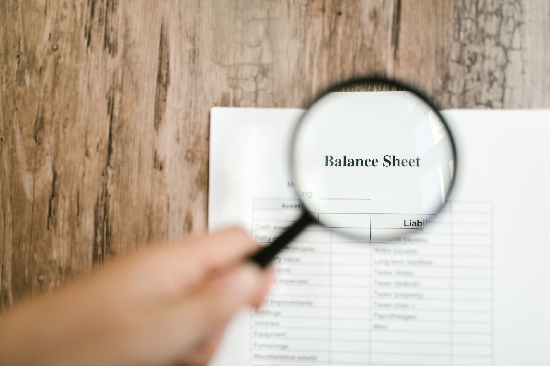 Analista financiero revisando balance general en hoja de cálculo