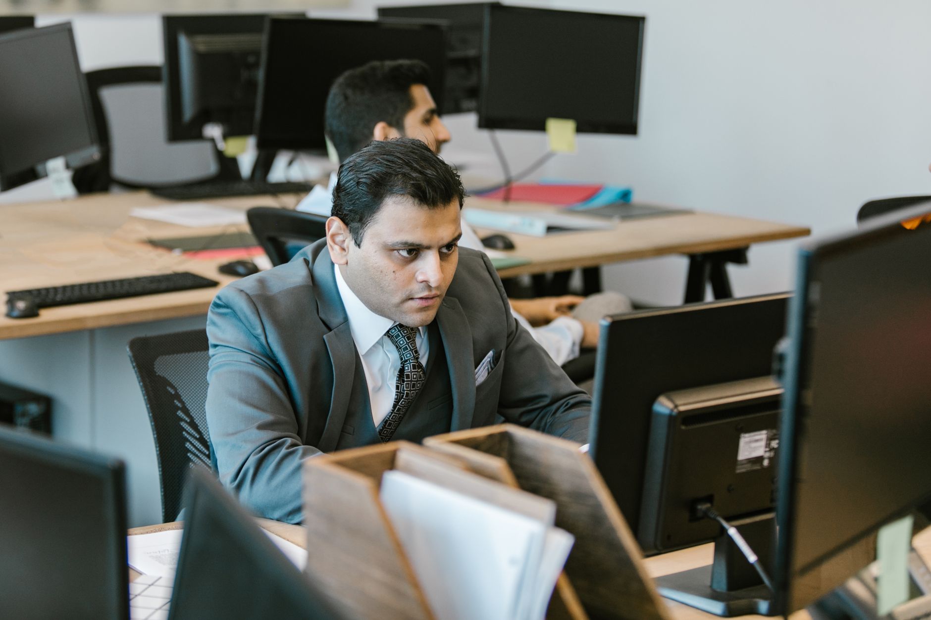 Profesional consultando definiciones especializadas en el trabajo